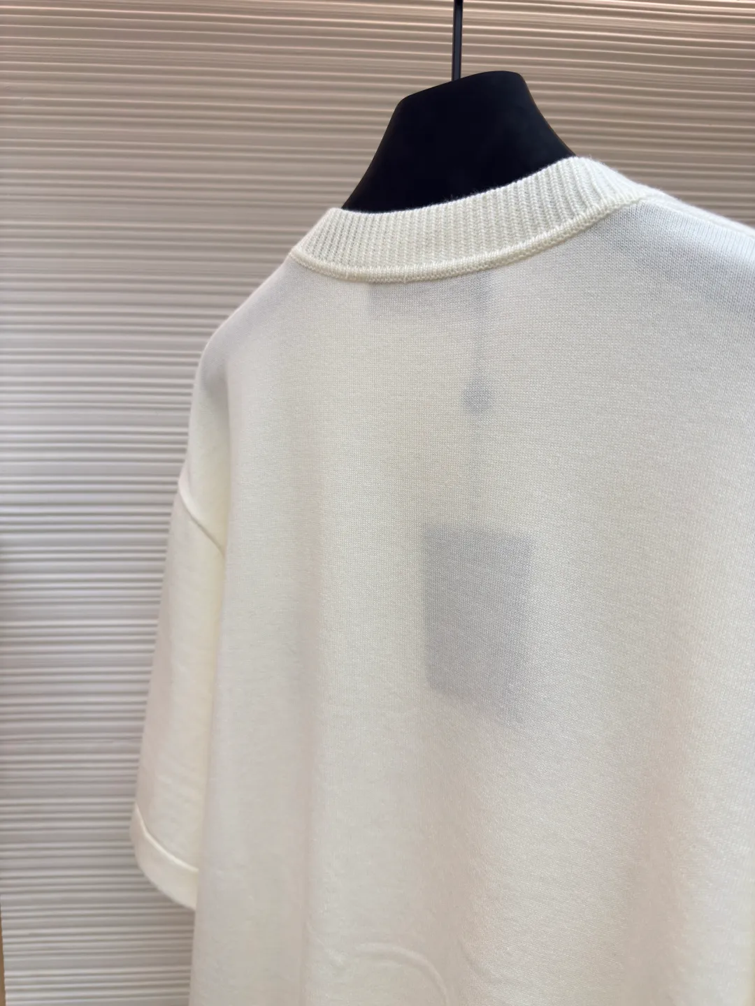 LOUIS VUITTON embroidered letter pin short sleeves ●Authentic product: Purchased and developed by 7299 ●Item number: 1680128-A50 ●Fabric: Dyeing fully combed cotton yarn weaving ●Technology: knitting ●Version: Fitted version ●Size: XS-S-M-L ●Description: Weaved using custom-woven, custom-dyed, fully combed 100% cotton yarn. A 14-needle computerized flat knitting machine is used to weave single-sided wool tissue according to the original version. The entire garment piece takes 6-7 hours per piece. The letters on the chest are sewn at a ratio of 1:1. All details are processed and finished by hand. The next operation can only be carried out after manual thread picking, knotting, inspection, and spot checks. Partial jacquard on one side requires a long time on the loom, the loss variables are unstable, and the scrap rate is high; especially for customized dyeing according to the Y version, to distinguish the wrong color and the big head version on the market. The overall wiring is straight and delicate, the fabric is comfortable and soft, and the color is consistent without color difference. It can be matched with the same style to create a fashionable look and control various occasions. Customized accessories, complete with three standards, same style for men and women!